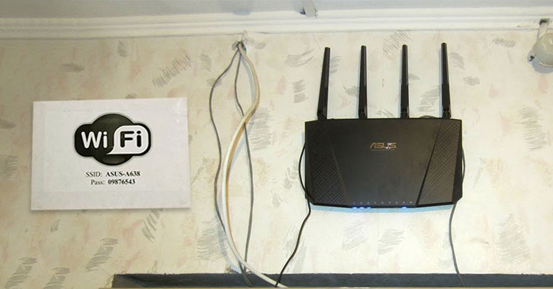 Wi-Fi роутер на стене и пароль
