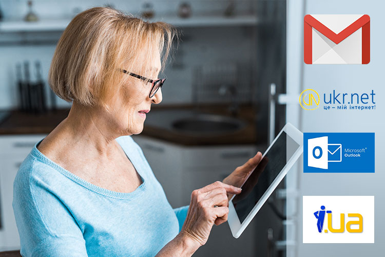 Жінка реєструє електронну пошту на планшеті